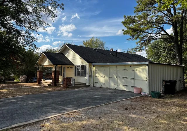 Photo 3 of Single family home for sale at 515 W Oklahoma St, Mc Loud, OK 74851 | MLS# 1237965 | Listing updated on 2026-09-24