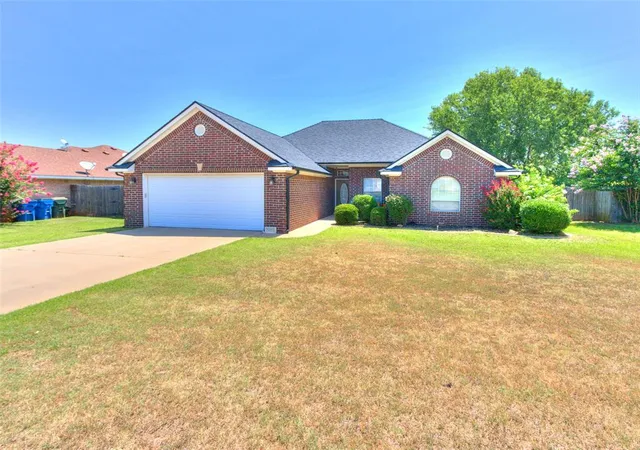 Homes for sale in Chickasha, OK | 3021 Alli Cir, Chickasha, OK 73018 | MLS# 1238008