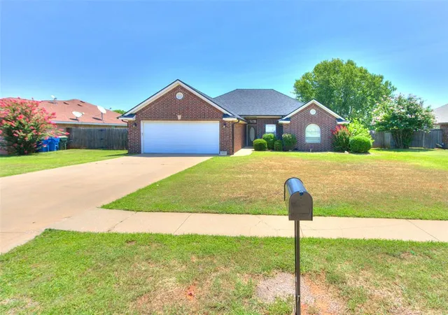 Homes for sale in Chickasha, OK | 3021 Alli Cir, Chickasha, OK 73018 | MLS# 1238008