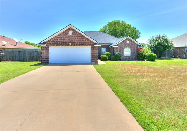 Homes for sale in Chickasha, OK | 3021 Alli Cir, Chickasha, OK 73018 | MLS# 1238008