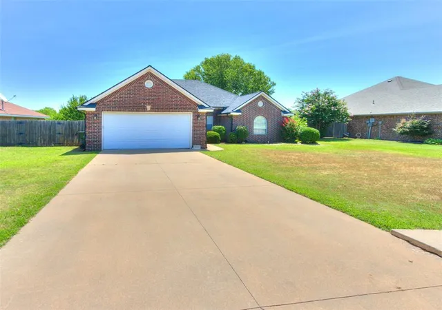 Homes for sale in Chickasha, OK | 3021 Alli Cir, Chickasha, OK 73018 | MLS# 1238008