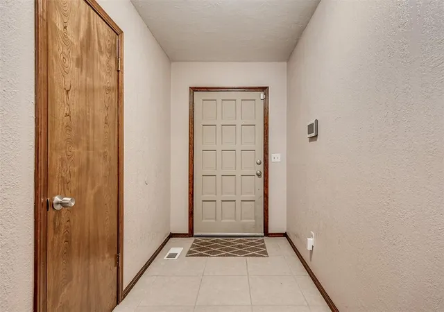 4th image of 6904 N Elk Canyon Rd, Oklahoma City, OK 73162 | MLS# 1238011