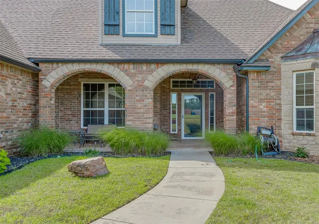 3rd image of 935 Silver Chase Dr, Choctaw, OK 73020 | MLS# 1238019