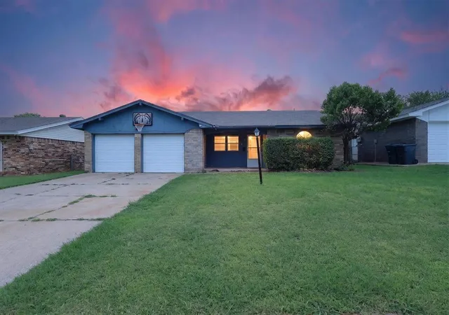 1st image of 811 Ridgeway Dr, Yukon, OK 73099 | MLS# 1238032