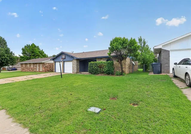 2nd image of 811 Ridgeway Dr, Yukon, OK 73099 | MLS# 1238032