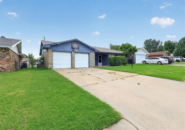 3rd image of 811 Ridgeway Dr, Yukon, OK 73099 | MLS# 1238032