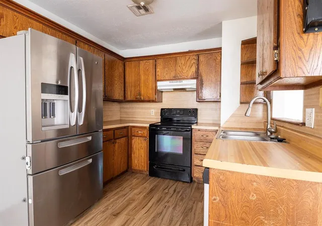 5th image of 1113 Swan Lake Rd, Edmond, OK 73003 | MLS# 1238044