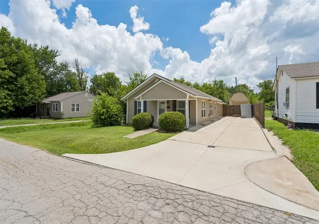 Photo 3 of Sale Pending at 11 W Pulaski St, Shawnee, OK 74804 | MLS# 1238045 | Listing updated on 2026-09-21