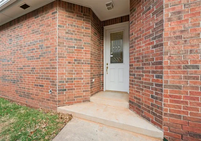 Photo 4 of Sale Pending at 25 Red Admiral Way, Edmond, OK 73013 | MLS# 1238056 | Listing updated on 2026-09-08