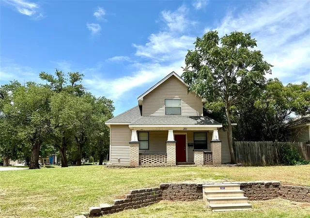 Homes for sale in Elk City, OK | 321 W 1st St, Elk City, OK 73644 | MLS# 1238058