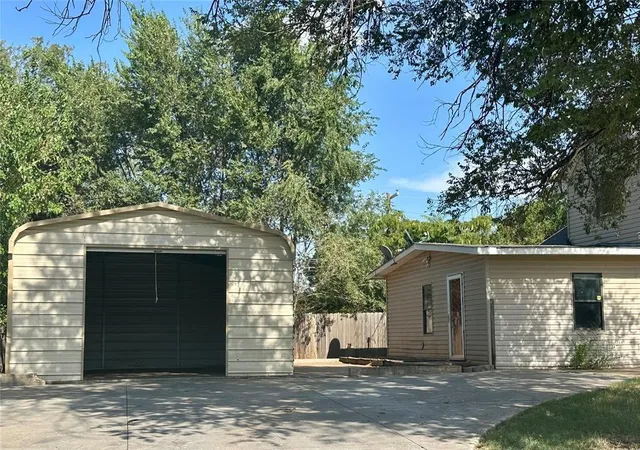 Homes for sale in Elk City, OK | 321 W 1st St, Elk City, OK 73644 | MLS# 1238058