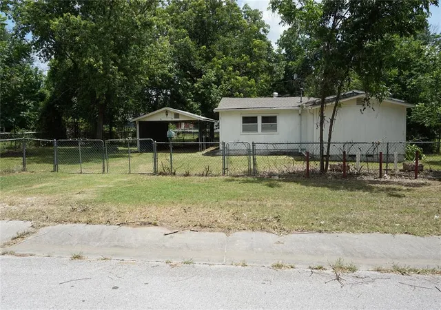 Homes for sale in Davis, OK | 806 S 2nd St, Davis, OK 73030 | MLS# 1238063