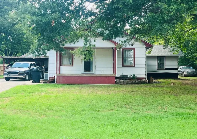 1st image of 1927 Cedar St, Ponca City, OK 74604 | MLS# 1238076