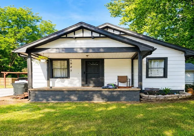 2nd image of 1927 Cedar St, Ponca City, OK 74604 | MLS# 1238076