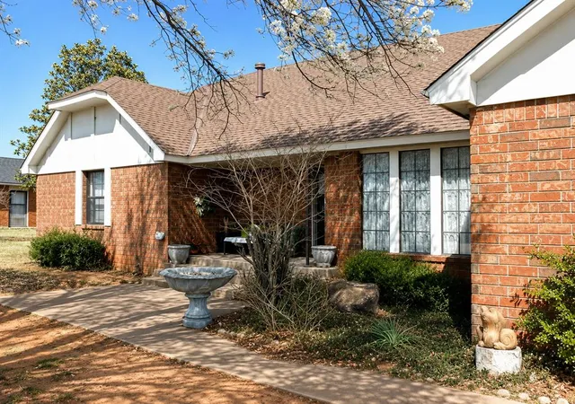 Homes for sale in Lindsay, OK | 1218 Ridgewood Dr, Lindsay, OK 73052 | MLS# 1238099