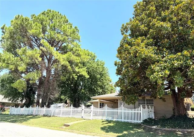 Homes for sale in Chickasha, OK | 2228 S 11Th St, Chickasha, OK 73018 | MLS# 1238109
