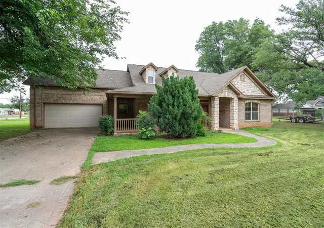 Homes for sale in Lindsay, OK | 610 W Choctaw St, Lindsay, OK 73052 | MLS# 1238124
