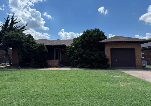 Homes for sale in Oklahoma City, OK | 9501 Stratford Dr, Oklahoma City, OK 73120 | MLS# 1238154