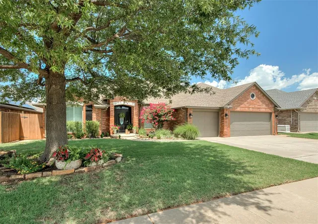 2nd image of 10625 Nw 37th St, Yukon, OK 73099 | MLS# 1238156