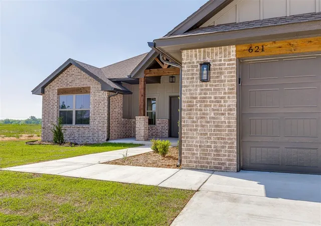 2nd image of 621 Trails End Dr, Shawnee, OK 74804 | MLS# 1238276