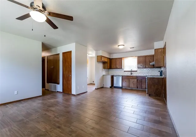 3rd image of 1402 Sherry Ct, Elk City, OK 73644 | MLS# 1238311