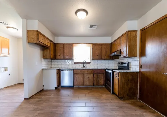 4th image of 1402 Sherry Ct, Elk City, OK 73644 | MLS# 1238311