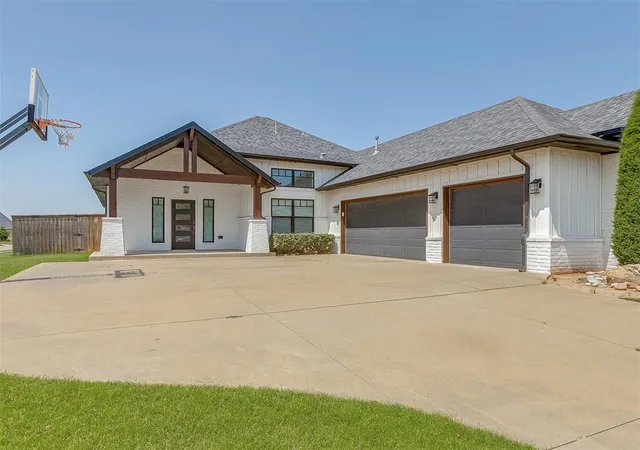 3rd image of 8429 Nw 133Rd St, Oklahoma City, OK 73142 | MLS# 1238316