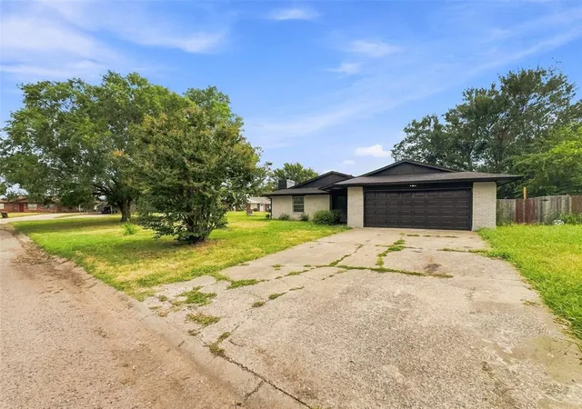 Photo 3 of Single family home for sale at 101 Gayla St, Shawnee, OK 74804 | MLS# 1238320 | Listing updated on 2026-09-07