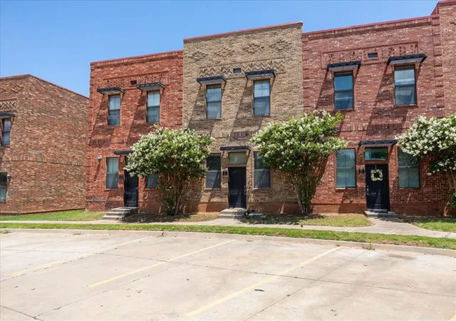 Homes for sale in Norman, OK | 375 Triad Village Dr #14, Norman, OK 73071 | MLS# 1238387