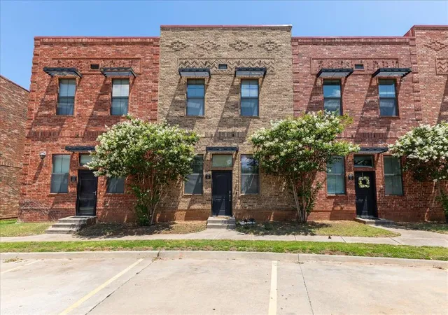 Homes for sale in Norman, OK | 375 Triad Village Dr #14, Norman, OK 73071 | MLS# 1238387