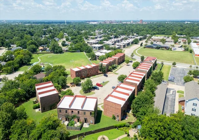2nd image of 375 Triad Vlg Dr, Norman, OK 73071