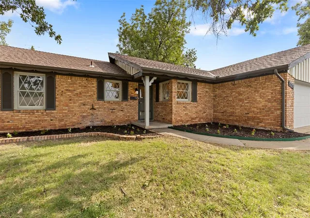 3rd image of 3016 Lakeside Dr, Oklahoma City, OK 73120 | MLS# 1238406