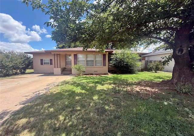 Homes for sale in Altus, OK | 1724 N Willard St, Altus, OK 73521 | MLS# 1238411