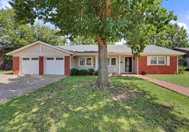 Homes for sale in Altus, OK | 213 S Mockingbird Dr, Altus, OK 73521 | MLS# 1238414