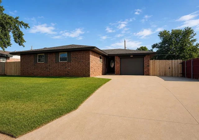 Homes for sale in Weatherford, OK | 907 W Daniel St, Weatherford, OK 73096 | MLS# 1238424