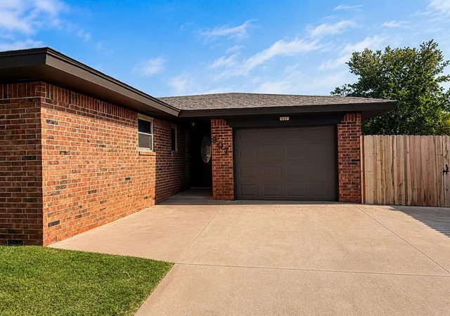 Homes for sale in Weatherford, OK | 907 W Daniel St, Weatherford, OK 73096 | MLS# 1238424