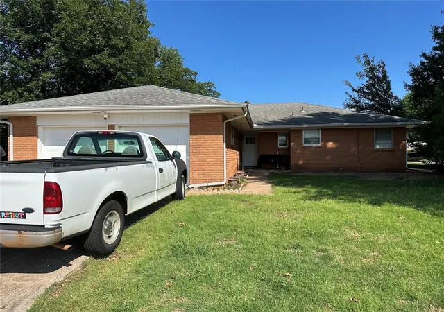 Homes for sale in Edmond, OK | 101 Burton Pl, Edmond, OK 73013 | MLS# 1238449