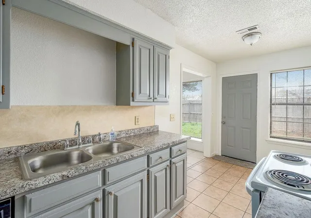 Listing Photo 3 - Condo for sale in building located at 8300 NW 10th St, Oklahoma, OK 73127 - Unit #154