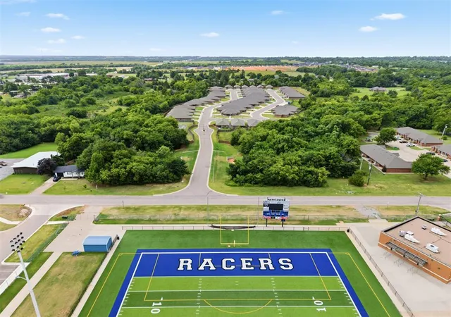 Listing Photo 3 - Condo for sale in building located at 215 Mdw Dr, Washington, OK 73093