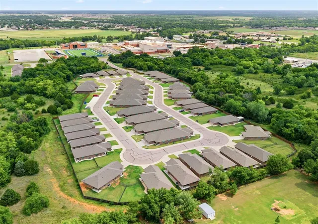 Listing Photo 4 - Condo for sale in building located at 215 Mdw Dr, Washington, OK 73093