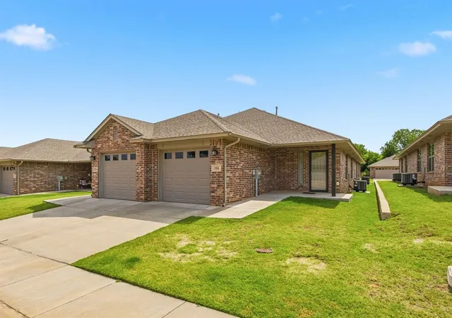 Listing Photo 2 - Condo for sale in building located at 215 Mdw Dr, Washington, OK 73093 - Unit #