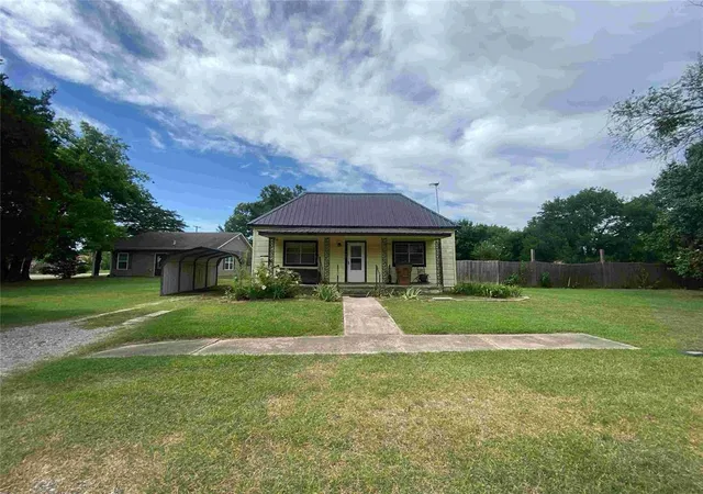 1st image of 407 W Franklin St, Maud, OK 74854 | MLS# 1238493