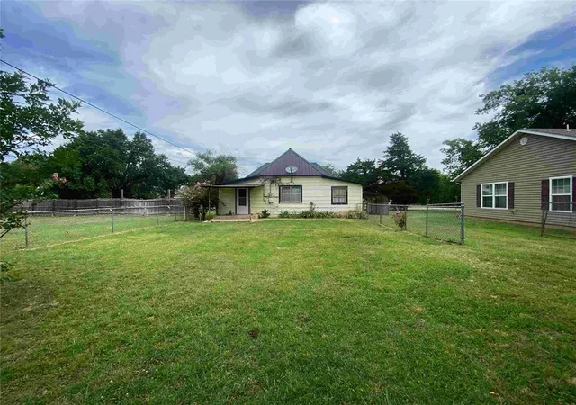 20th image of 407 W Franklin St, Maud, OK 74854 | MLS# 1238493