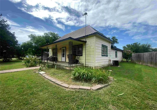 3rd image of 407 W Franklin St, Maud, OK 74854 | MLS# 1238493