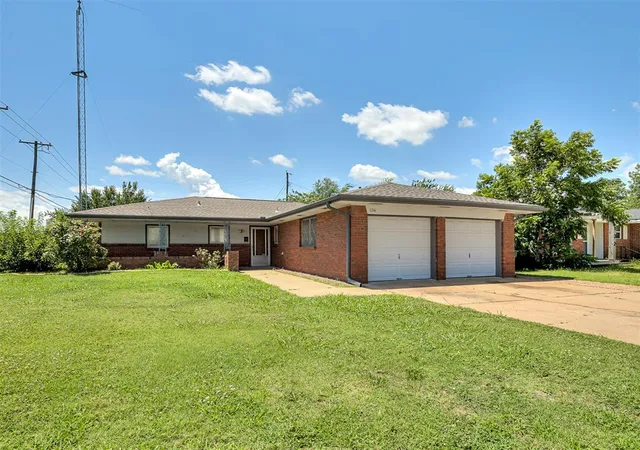Photo 2 of Sale Pending at 136 Elwood Dr, Edmond, OK 73013 | MLS# 1238506 | Listing updated on 2026-08-17