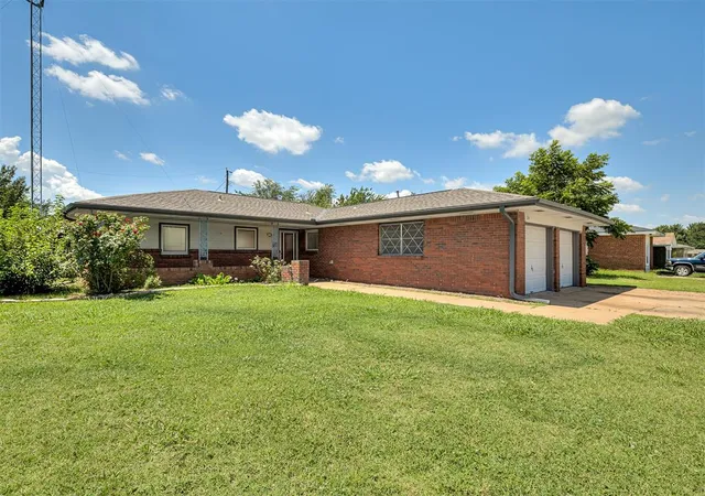 Photo 3 of Sale Pending at 136 Elwood Dr, Edmond, OK 73013 | MLS# 1238506 | Listing updated on 2026-08-17
