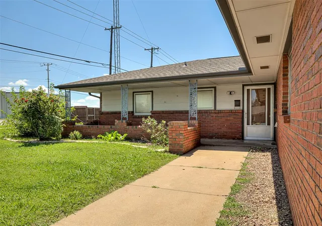 Photo 3 of Sale Pending at 136 Elwood Dr, Edmond, OK 73013 | MLS# 1238506 | Listing updated on 2026-08-17