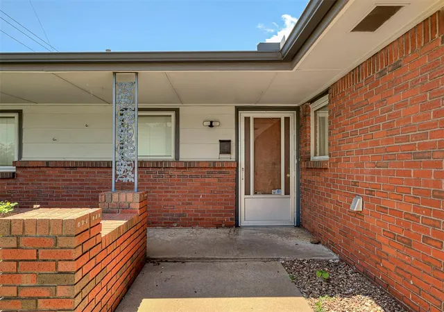 Photo 4 of Sale Pending at 136 Elwood Dr, Edmond, OK 73013 | MLS# 1238506 | Listing updated on 2026-08-17