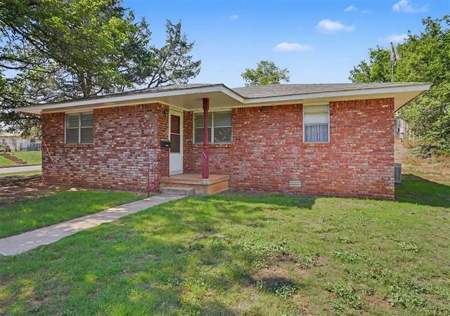 Homes for sale in Sayre, OK | 111 W Cedar Ave, Sayre, OK 73662 | MLS# 1238524