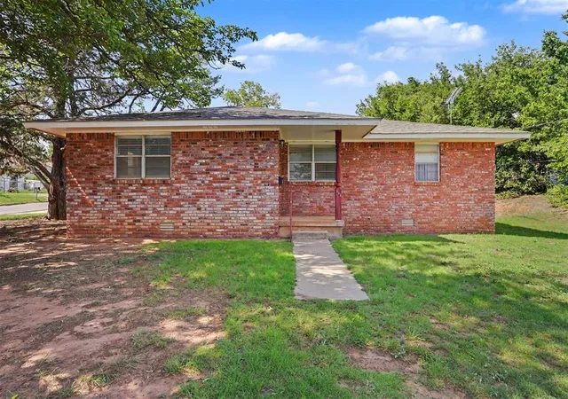Homes for sale in Sayre, OK | 111 W Cedar Ave, Sayre, OK 73662 | MLS# 1238524